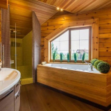 Jak udělat koupelnu v dřevěném domě: příležitosti, omezení a technologie